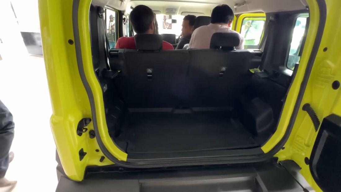 Suzuki Jimny sắp về Việt Nam qua đánh giá thực tế: Nên thay bánh, ghế sau hơi khó chịu - Ảnh 7.
