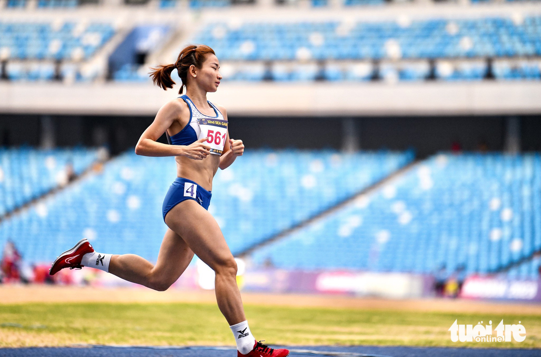 Ngay sau khi xuất phát khoảng 300m, Nguyễn Thị Oanh vượt lên dẫn trước đoàn đua với tốc độ chưa từng có để bảo vệ huy chương vàng cá nhân thứ hai của cô tại đại hội - Ảnh: NAM TRẦN