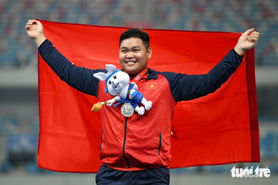 Phan Thanh Bình giành HCB đẩy tạ nam với thành tích 17,39m - Ảnh: NAM TRẦN