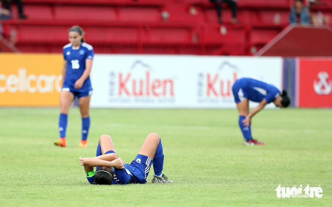 Dàn sao nhập tịch bóng đá nữ Philippines khóc vì bị loại - Ảnh 1.