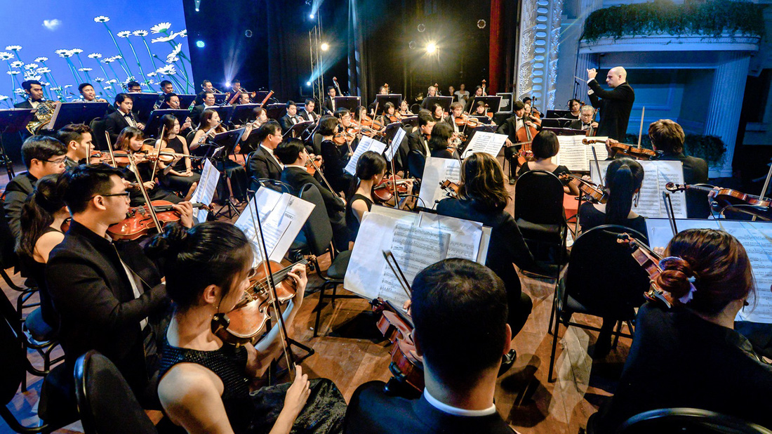 Dàn nhạc SPO biểu diễn trong concert Once upon a Spring tại Nhà hát TP.HCM - Ảnh: SPO