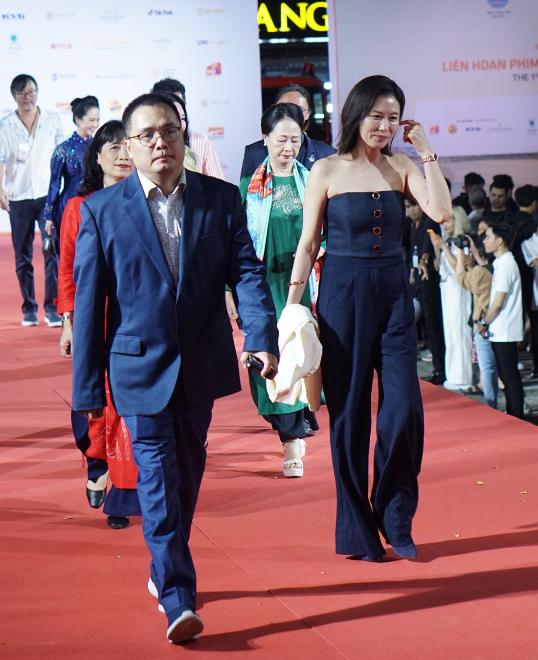 Ban giám khảo hạng mục phim châu Á trên thảm đỏ Liên hoan phim châu Á Đà Nẵng