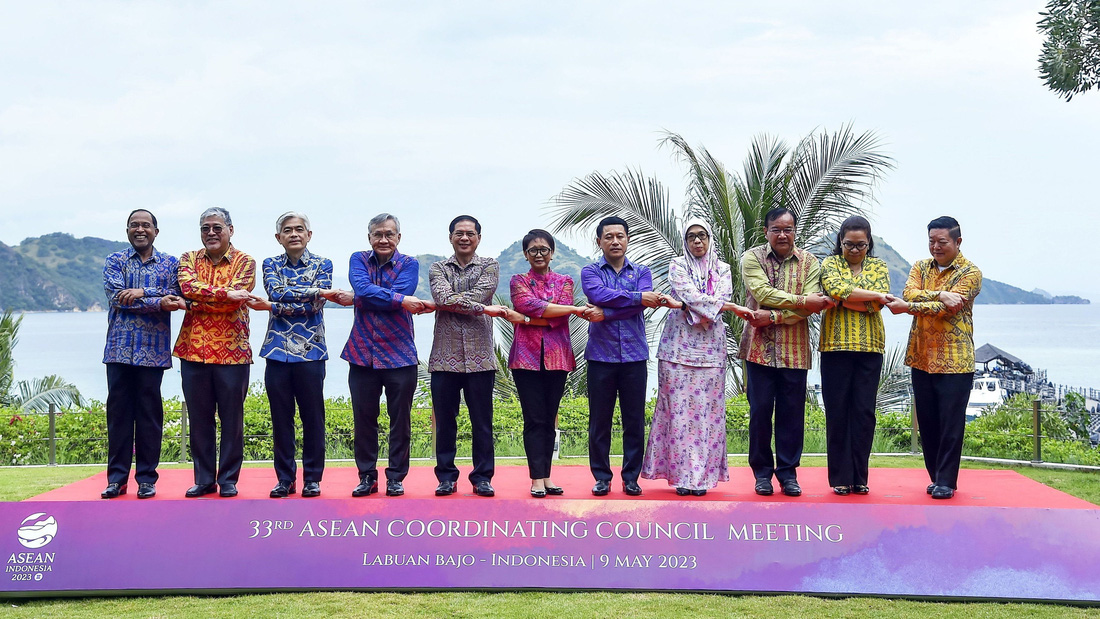 Ngoại trưởng ASEAN và Timor Leste, tổng thư ký ASEAN chụp ảnh bắt tay theo phong cách ASEAN sau các cuộc họp - Ảnh: TTXVN