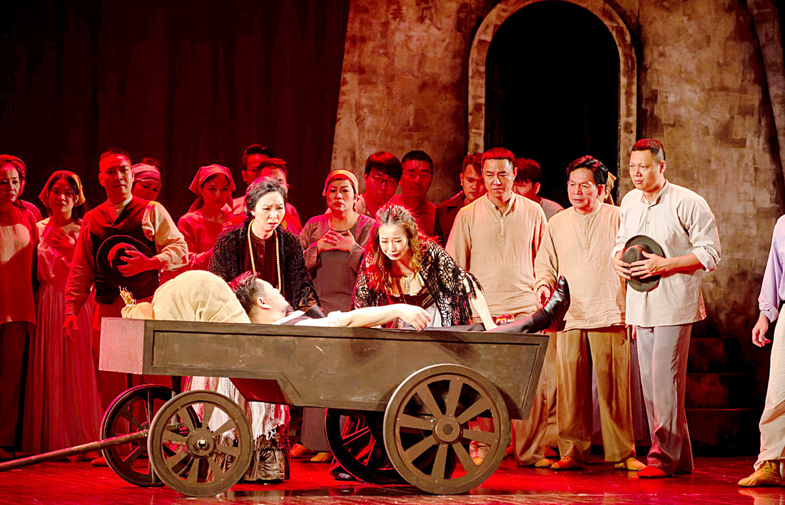 Cảnh trong vở diễn opera Cavalleria Rusticana kinh điển trong đêm diễn kín khán giả tại Nhà hát lớn  Hà Nội - Ảnh: SPO