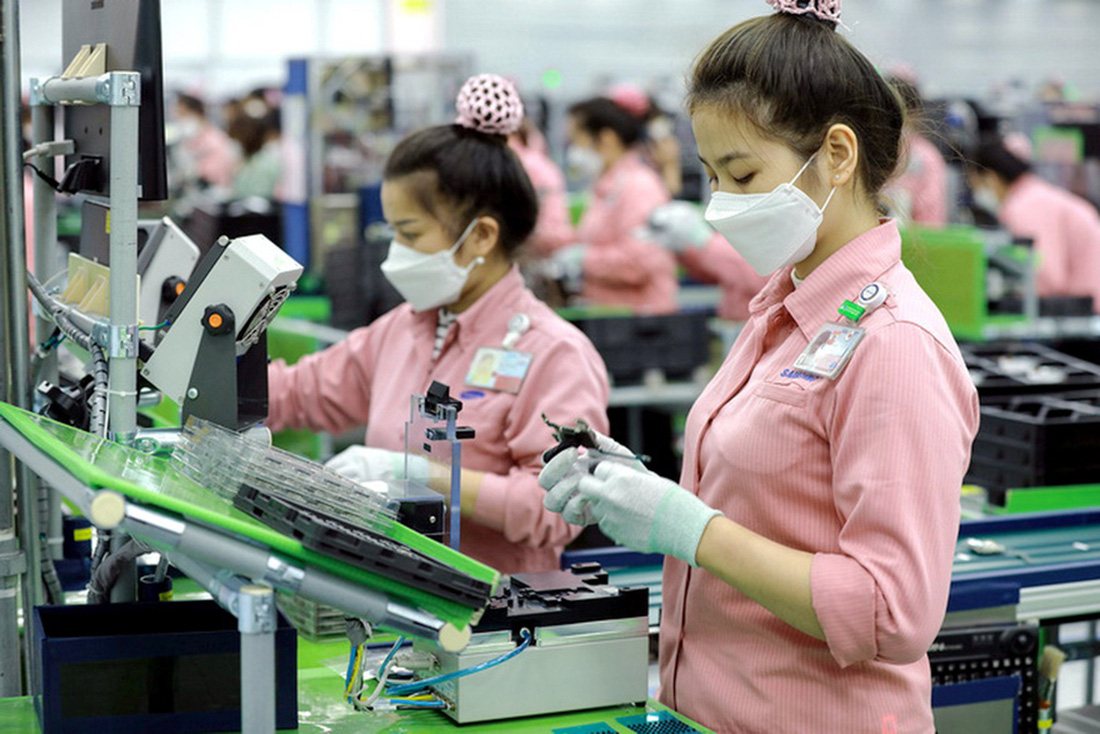 Điện thoại, máy tính và linh kiện là những nhóm mặt hàng xuất khẩu chủ lực của Việt Nam, do doanh nghiệp FDI thực hiện. Trong ảnh: công xưởng làm việc tại nhà máy của Samsung Việt Nam