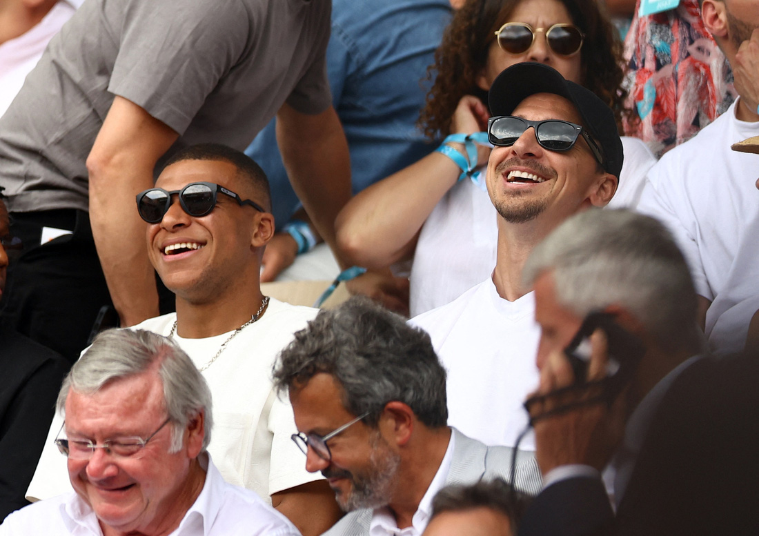 Ngôi sao bóng đá Mbappe (trái) và cựu cầu thủ Zlatan Ibrahimovic trên khán đài theo dõi trận chung kết - Ảnh: REUTERS