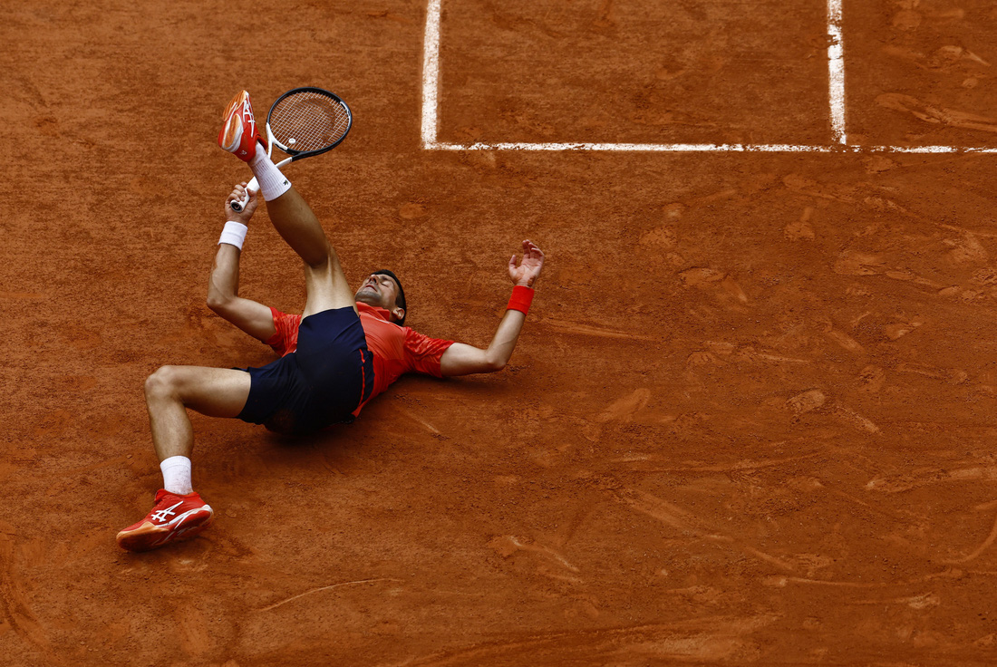 Djokovic té ngã sau pha nỗ lực cứu bóng bất thành - Ảnh: REUTERS