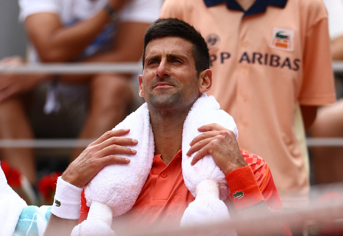 Djokovic vượt khó sau khi bị đối thủ dẫn trước 4-1 ở ván đầu tiên - Ảnh: REUTERS