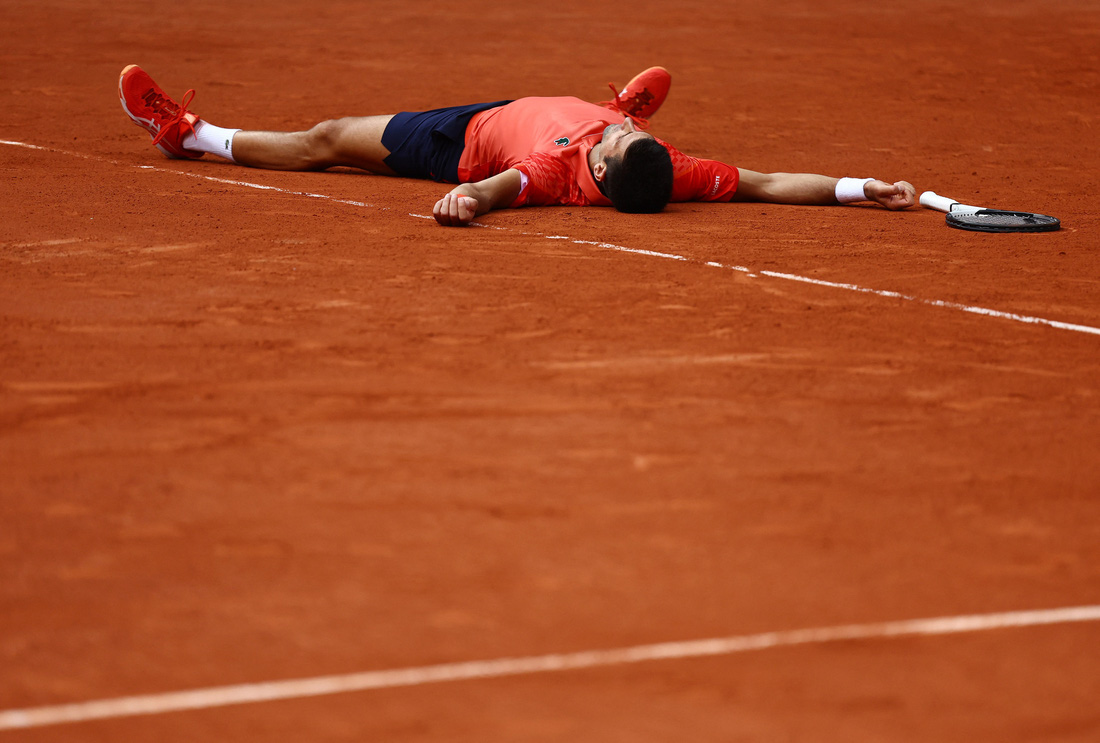 Djokovic tận hưởng khoảnh khắc chiến thắng - Ảnh: REUTERS