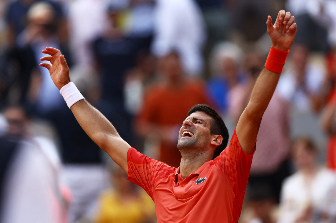 Niềm vui của Djokovic sau khi giành chiến thắng ở chung kết Roland Garros 2023 - Ảnh: REUTERS