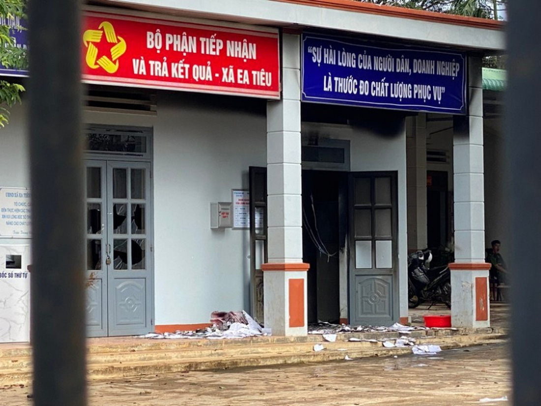 Vụ tấn công 2 trụ sở UBND xã ở Đắk Lắk: Trắng đêm truy bắt thêm 10 nghi phạm - Ảnh 1.