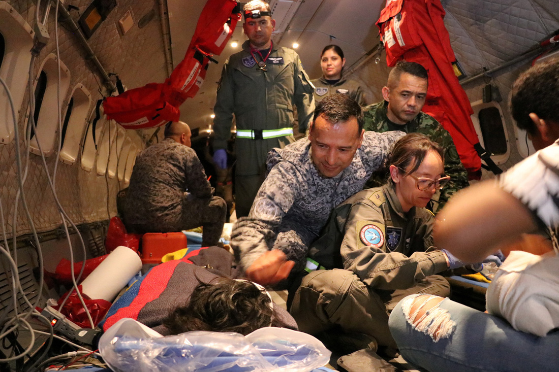 Sau khi được giải cứu, các em nhỏ nhận được chăm sóc y tế trên chuyến bay trở về thủ đô Bogota của Colombia vào ngày 9-6 - Ảnh: Reuters