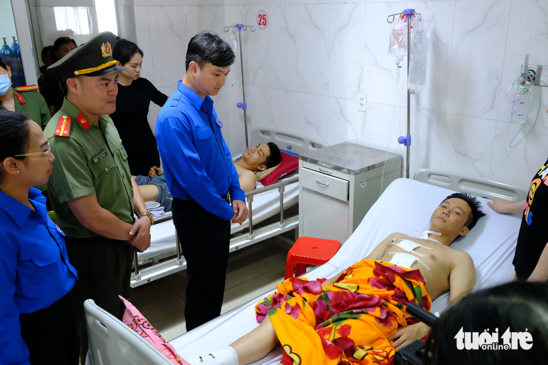 Anh Nguyễn Minh Triết thăm hỏi, động viên, trao huy hiệu Tuổi trẻ dũng cảm cho hai chiến sĩ công an bị trọng thương tại bệnh viện là anh Đàm Đình Bốp và anh Lê Kiên Cường - Ảnh: ĐÌNH CƯƠNG