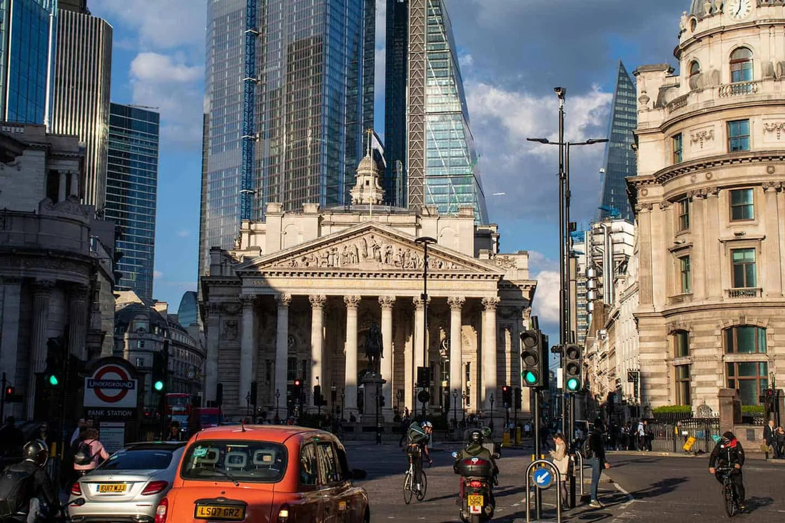 Những công trình cổ kính và hiện đại đan xen ngay trung tâm thủ đô London - Ảnh: IPTC