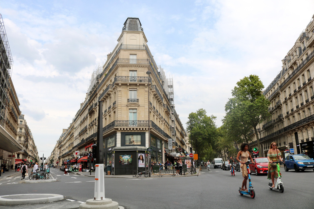 Những khu nhà được xây dựng quy cũ thường thấy ở thủ đô Paris - Ảnh: H.TR