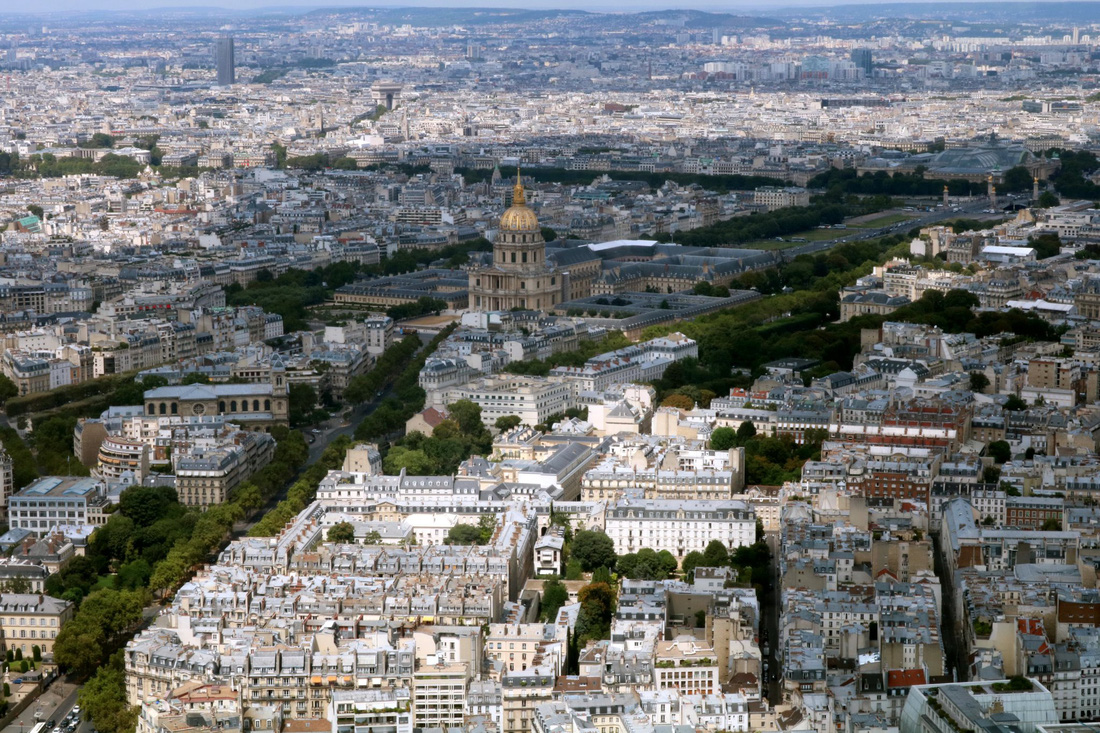 Điện Invalides, được vua Louis XIV xây dựng vào cuối thế kỷ 17, nơi an nghỉ của Napoléon cùng nhiều nhân vật nổi tiếng khác như Vauban, Turenne, Napoléon II... nhìn từ trên cao - Ảnh: H.TR