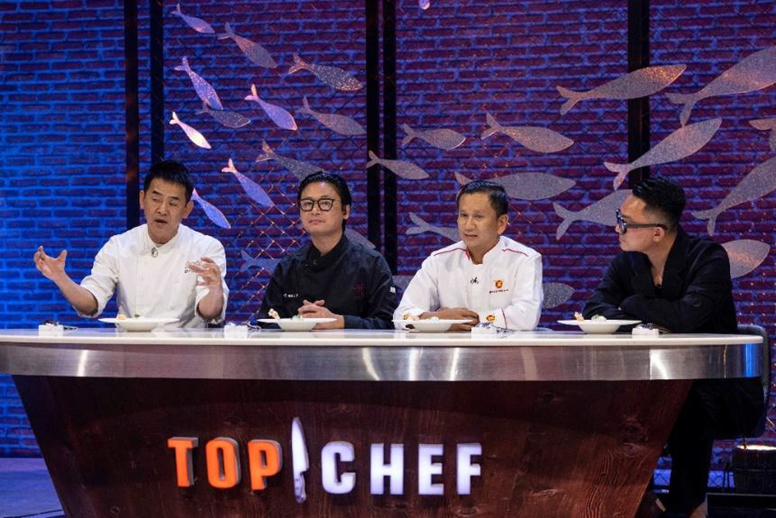Ban giám khảo từ trái qua: Chef Peter Cường Franklin, Chef Luke Nguyễn, Chef Alain Nguyễn và doanh nhân Đào Anh Tuấn