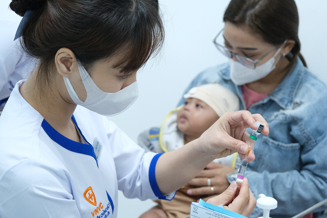 Điều dưỡng thao tác tiêm vắc xin &quot;6 trong 1&quot; cho trẻ tại Hệ thống tiêm chủng VNVC - Ảnh: Mộc Thảo