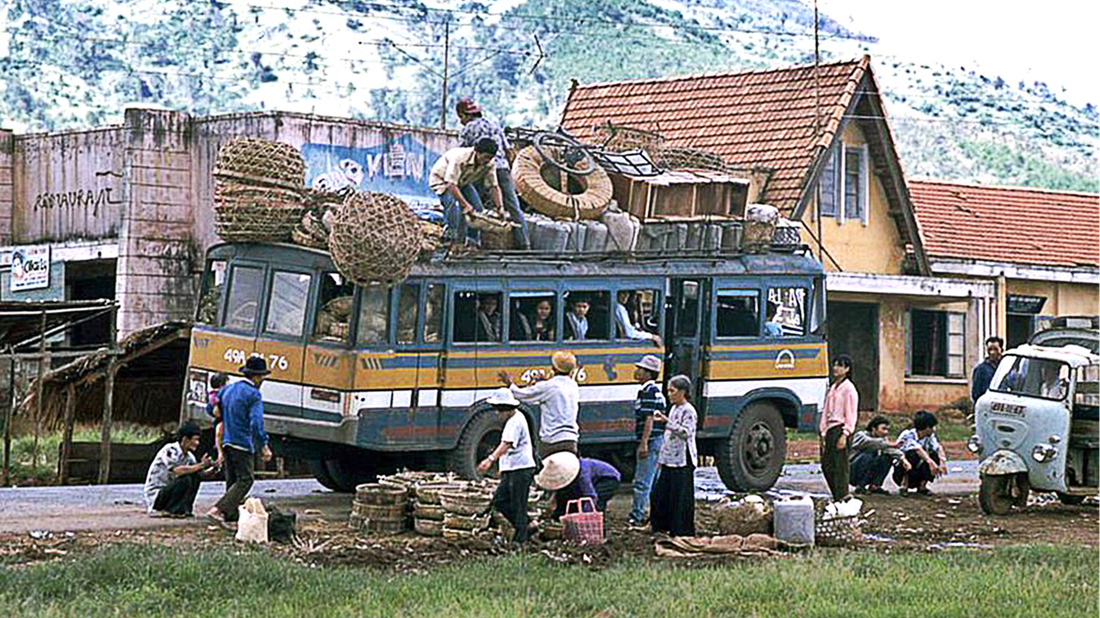 Một chuyến xe đò tuyến Đà Lạt đi các tỉnh thập niên 1990 - Ảnh tư liệu