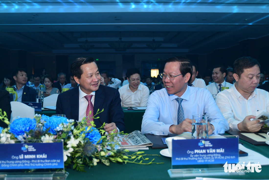 Phó thủ tướng Lê Minh Khái (bìa trái) và Chủ tịch UBND TP.HCM Phan Văn Mãi - Ảnh: QUANG ĐỊNH