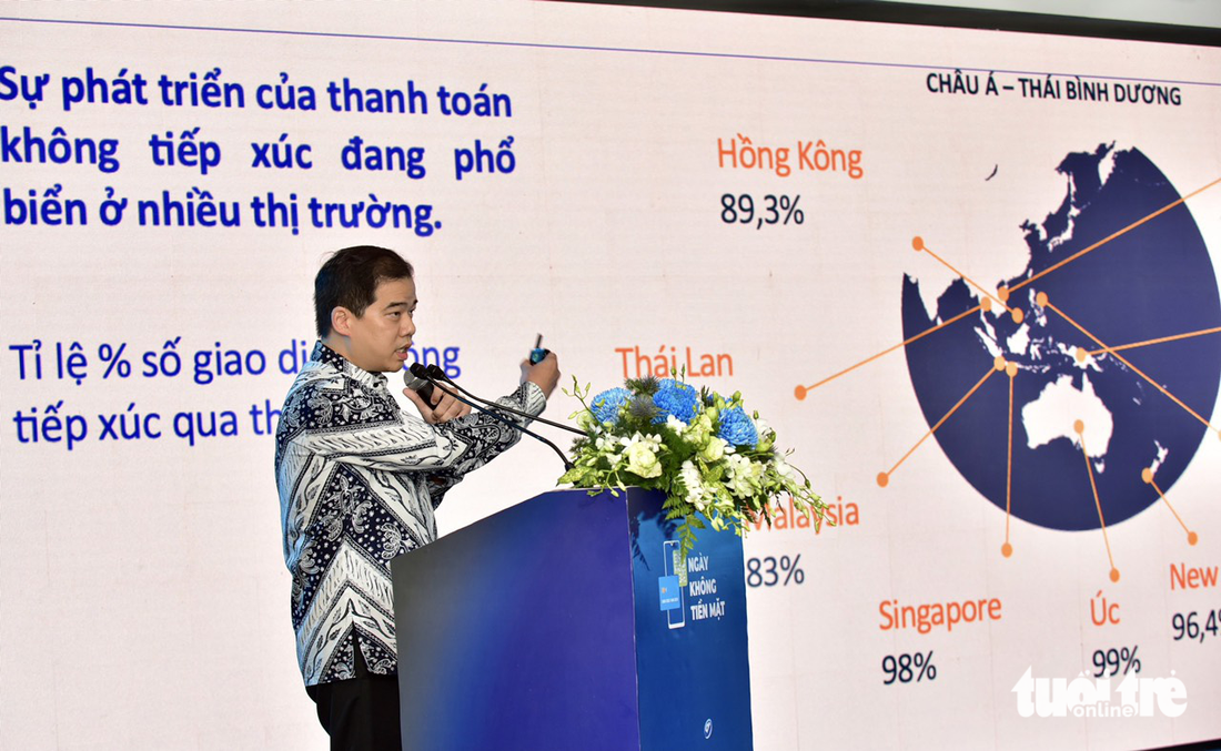 Ông Kelvin Tanu Utomo, trưởng bộ phận Sản phẩm & Giải pháp, Visa Việt Nam và Lào trình bày tham luận tại hội thảo - Ảnh: T.T.D