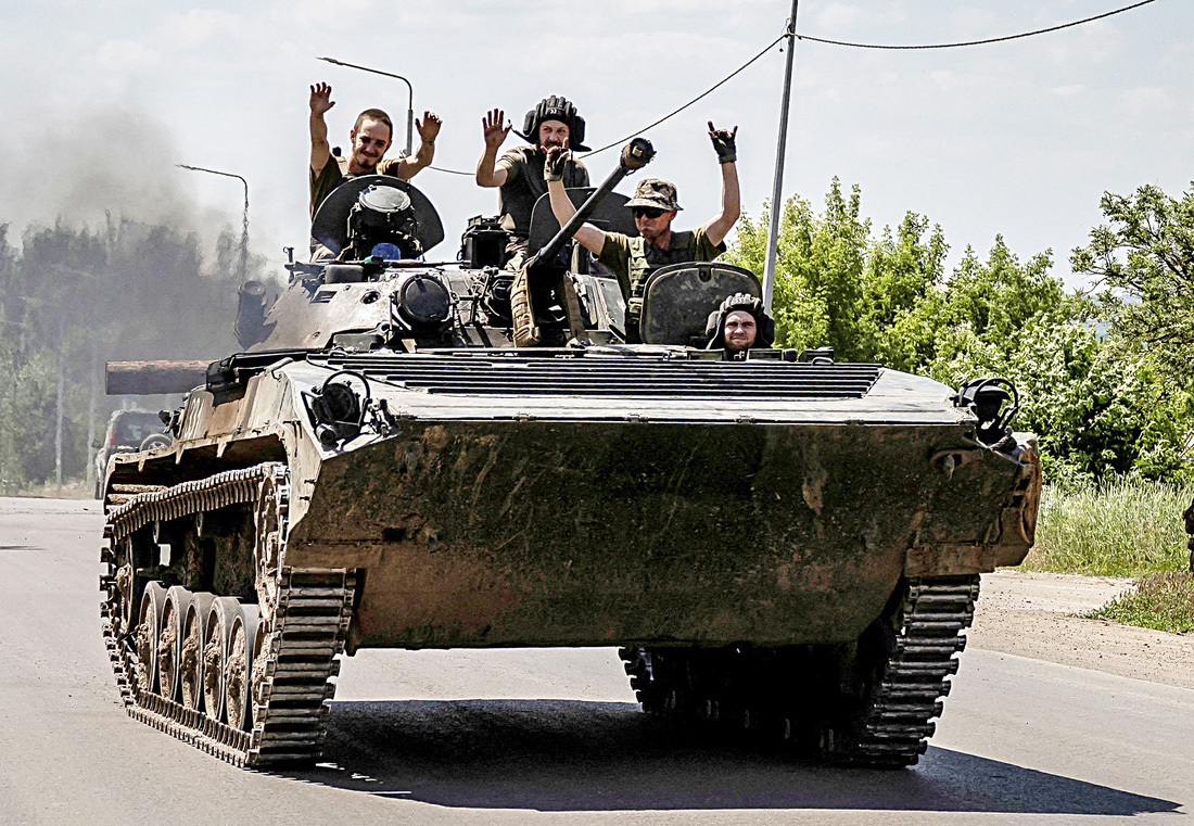 Binh sĩ Ukraine di chuyển trên một con đường gần chiến tuyến ở thành phố Bakhmut, vùng Donetsk ngày 9-6 - Ảnh: Reuters