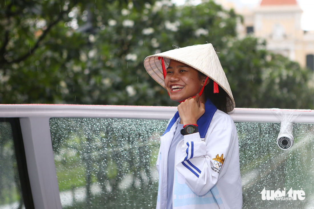 VĐV khóc trong mưa Bou Samnang dạo chơi Sài Gòn trong mưa - Ảnh 5.