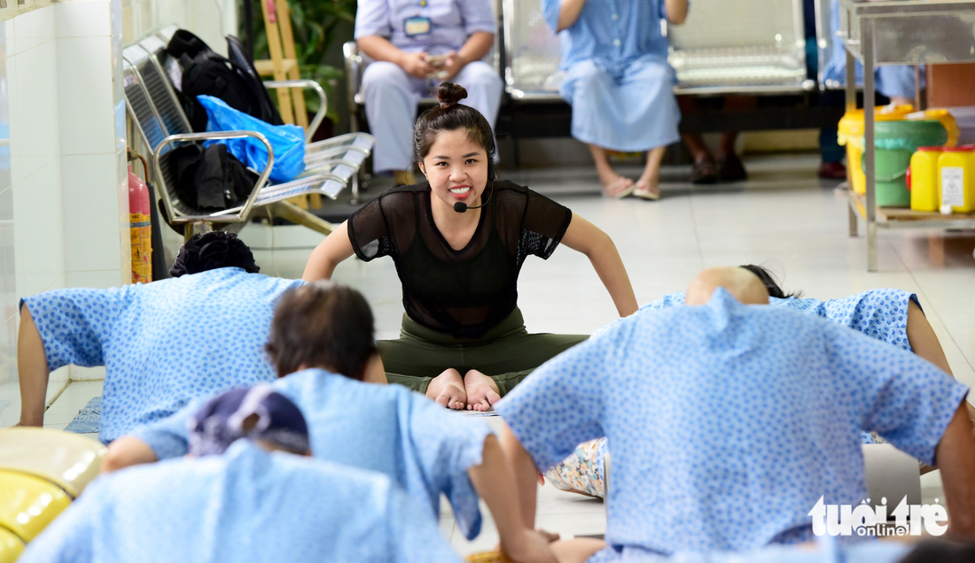 Huấn luyện viên Phan Ngọc Hương Lan cùng các học viên tận dụng hành lang phòng bệnh để tập