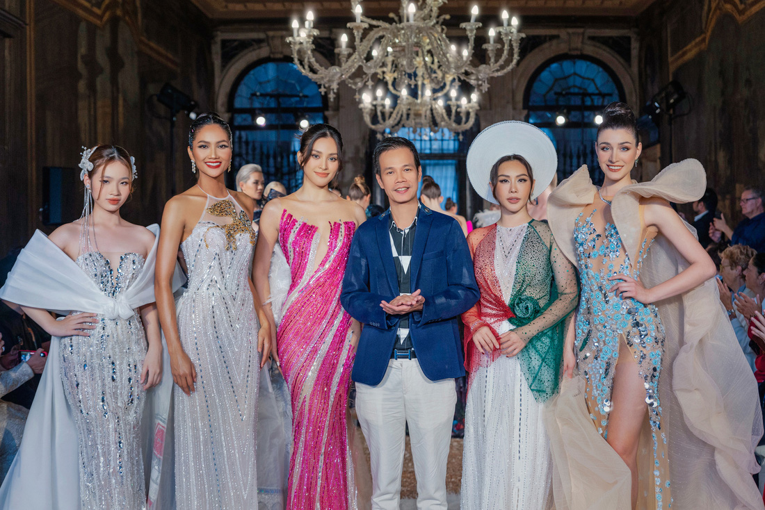 Hoa hậu Ý mặc áo dài tôn vinh Việt Nam trong show Hoàng Hải ở Venice - Ảnh 7.