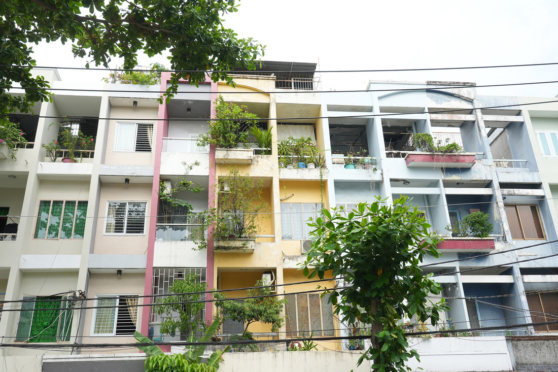 Dãy căn hộ có chiều ngang khiêm tốn nằm trên đường Khuông Việt, quận Tân Phú, TP.HCM - Ảnh: HỮU HẠNH