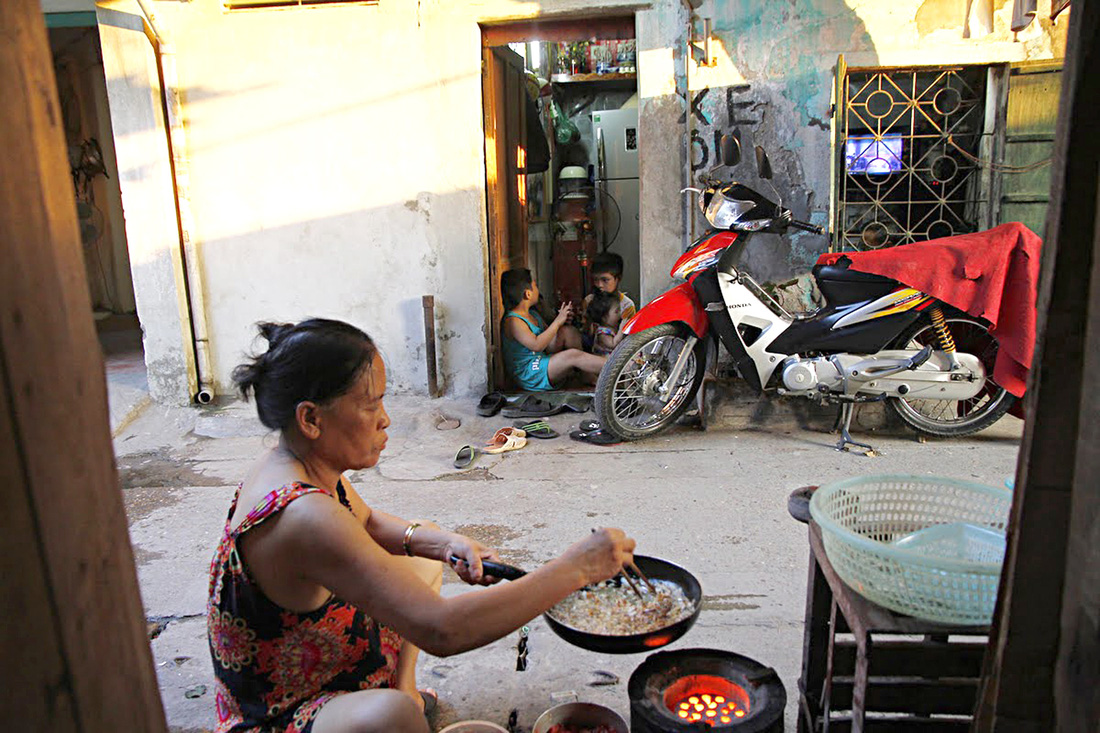 Nhiều người dân ở Hà Nội vẫn phải sống trong những căn nhà chật hẹp dưới 20m2  - Ảnh: NAM TRẦN