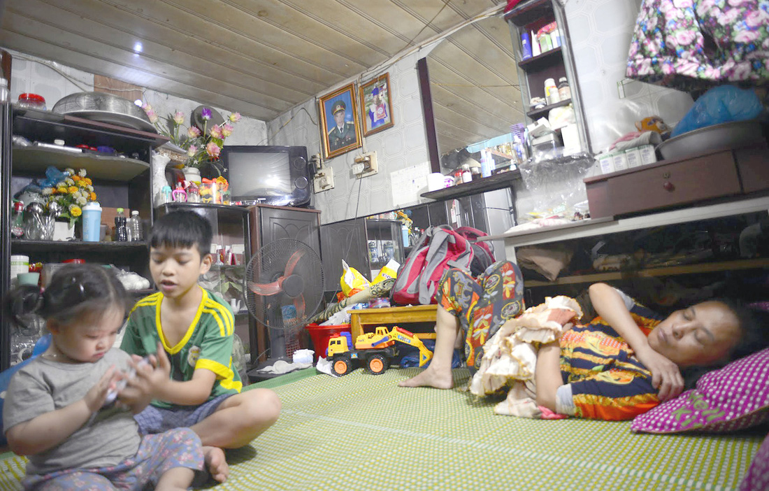 Nhiều hộ dân ở quận Hai Bà Trưng, Hà Nội vẫn phải sống trong những căn nhà chật hẹp dưới 20m2 - Ảnh: NAM TRẦN