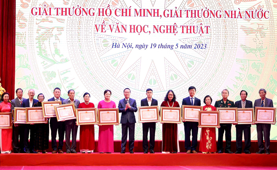 Chủ tịch nước Võ Văn Thưởng chụp ảnh chung với các tác giả và đại diện các tác giả nhận Giải thưởng Hồ Chí Minh vào ngày 19-5-2023 - Ảnh: N.KHÁNH