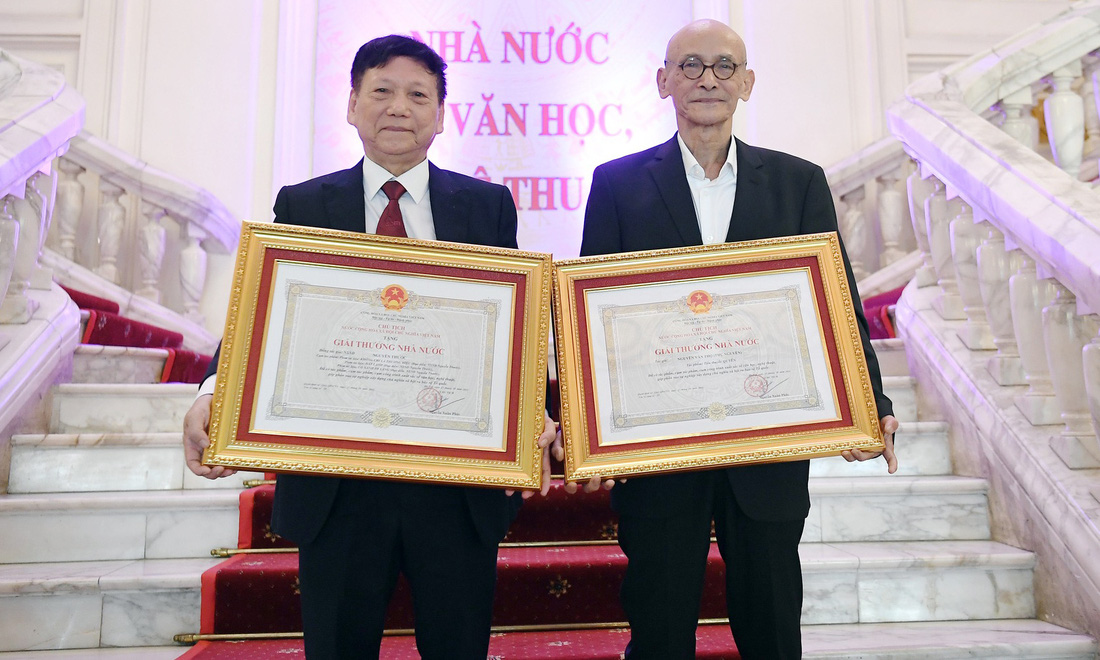 Hai anh em nhà văn Nguyễn Văn Thọ (phải) và đạo diễn Nguyễn Thước cùng nhận Giải thưởng Nhà nước vào ngày 19-5-2023  - Ảnh: NVCC