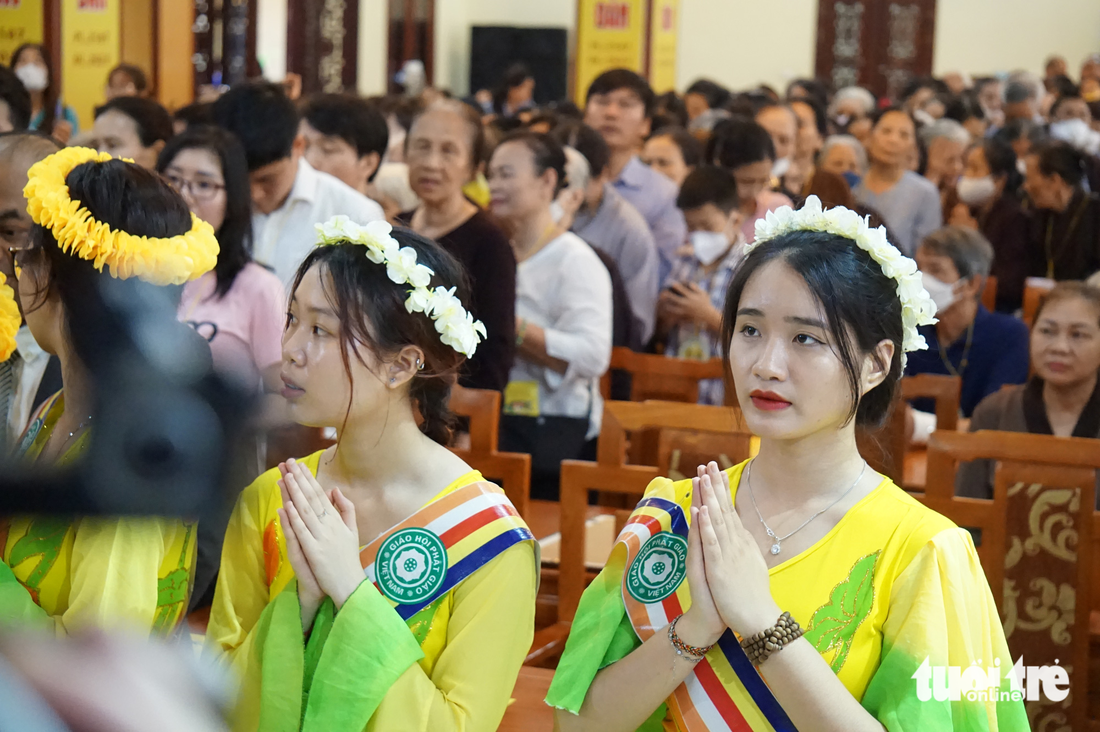 Thủ tướng chúc mừng Đại lễ Phật đản cùng đông đảo nhân dân - Ảnh 4.