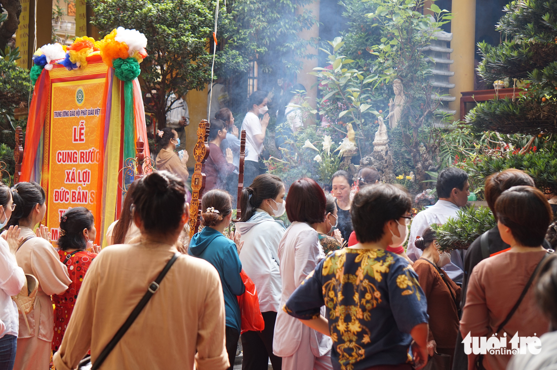 Thủ tướng chúc mừng Đại lễ Phật đản cùng đông đảo nhân dân - Ảnh 5.