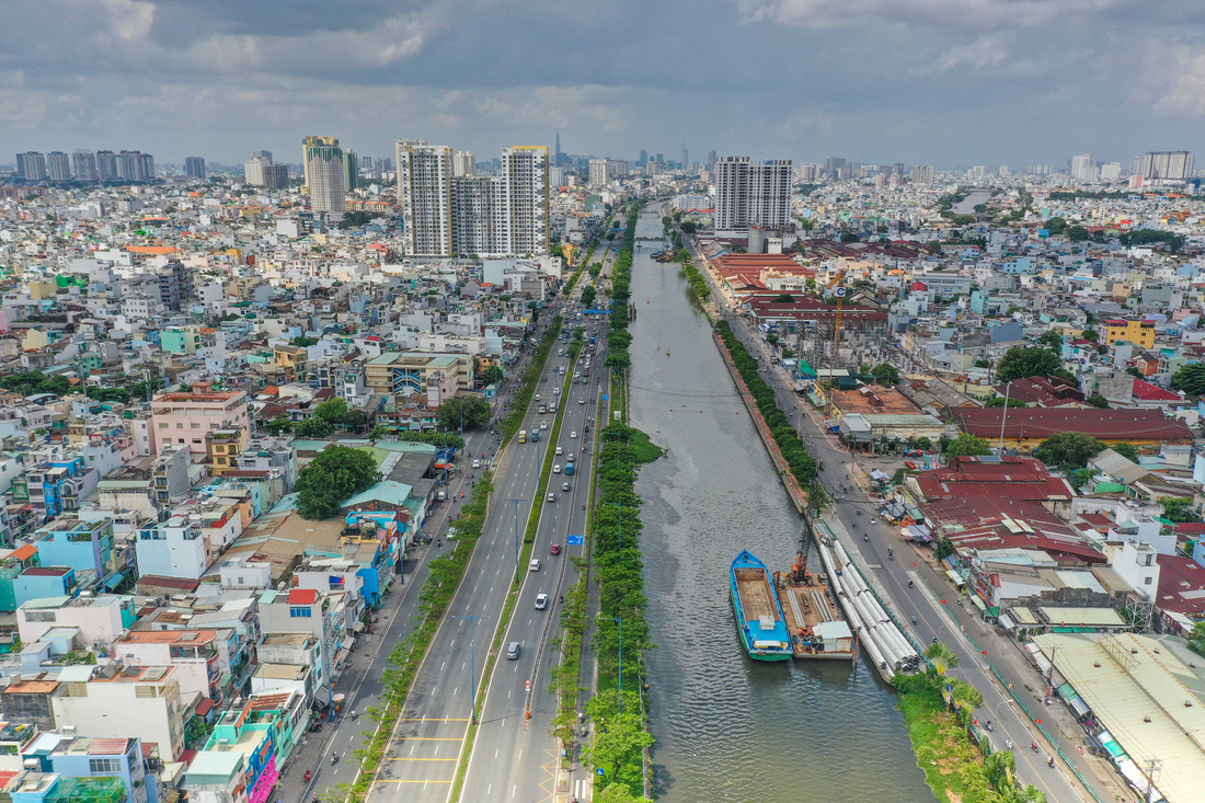 Dự án cầu đường Bình Tiên dài hơn 3,2km qua kênh Tàu Hủ, kênh Đôi kết nối với tuyến giao thông huyết mạch Nguyễn Văn Linh và quốc lộ 50  - Ảnh: QUANG ĐỊNH