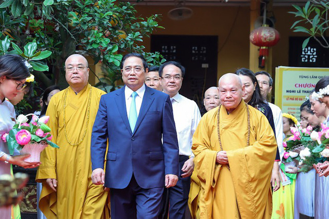Thủ tướng chúc mừng Đại lễ Phật đản cùng đông đảo nhân dân - Ảnh 1.