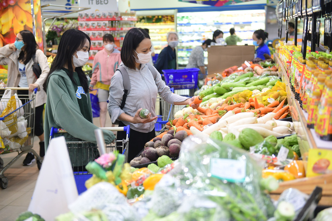 Người tiêu dùng mua sắm tại Co.opmart Cống Quỳnh, Q.1, TP.HCM - Ảnh: QUANG ĐỊNH