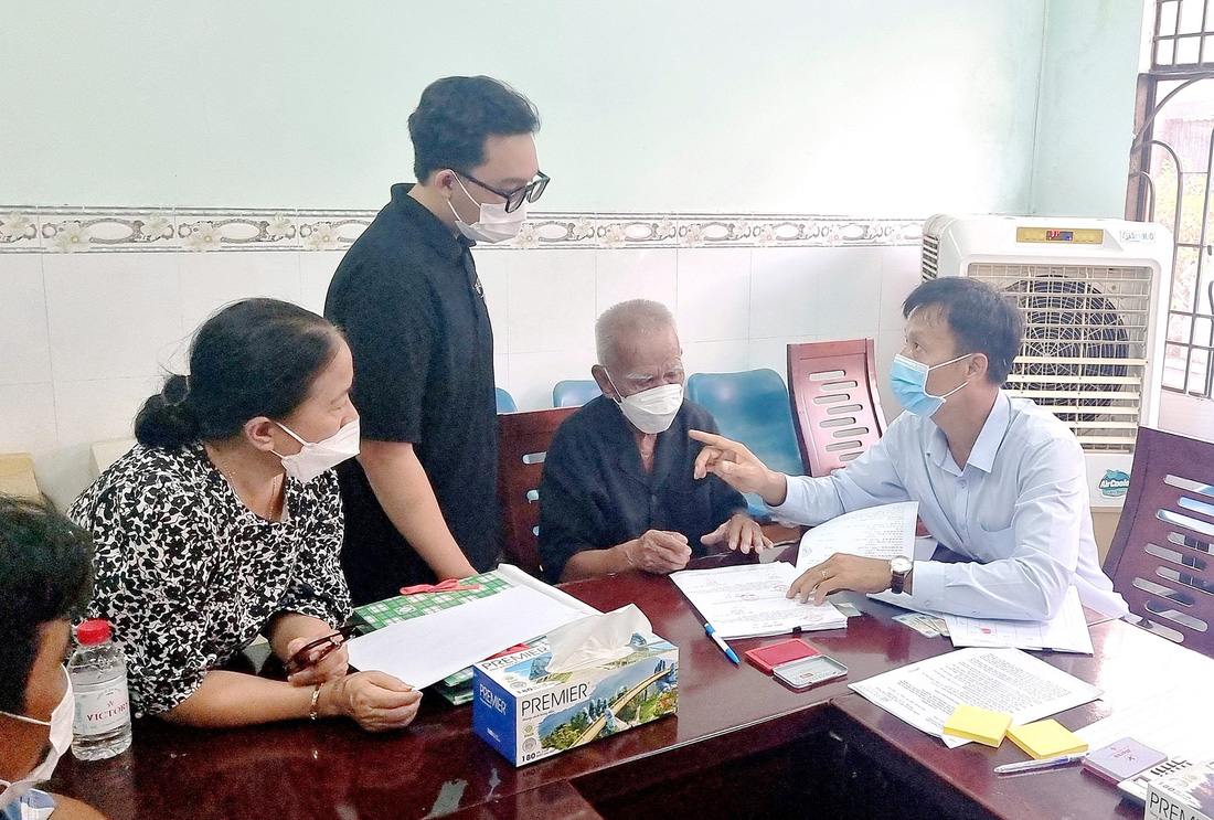 Những hộ dân đầu tiên tại thành phố Thuận An, tỉnh Bình Dương nhận tiền bồi thường để bàn giao mặt bằng thi công nút giao Bình Chuẩn trên vành đai 3 TP.HCM chiều 19-6 - Ảnh: BÁ SƠN