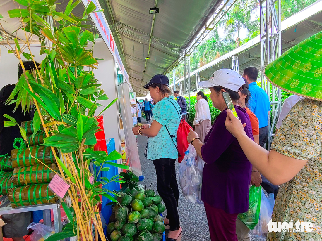 ‘Săn’ giống cây lạ tại Hội chợ triển lãm giống, nông nghiệp công nghệ cao 2023 - Ảnh 1.