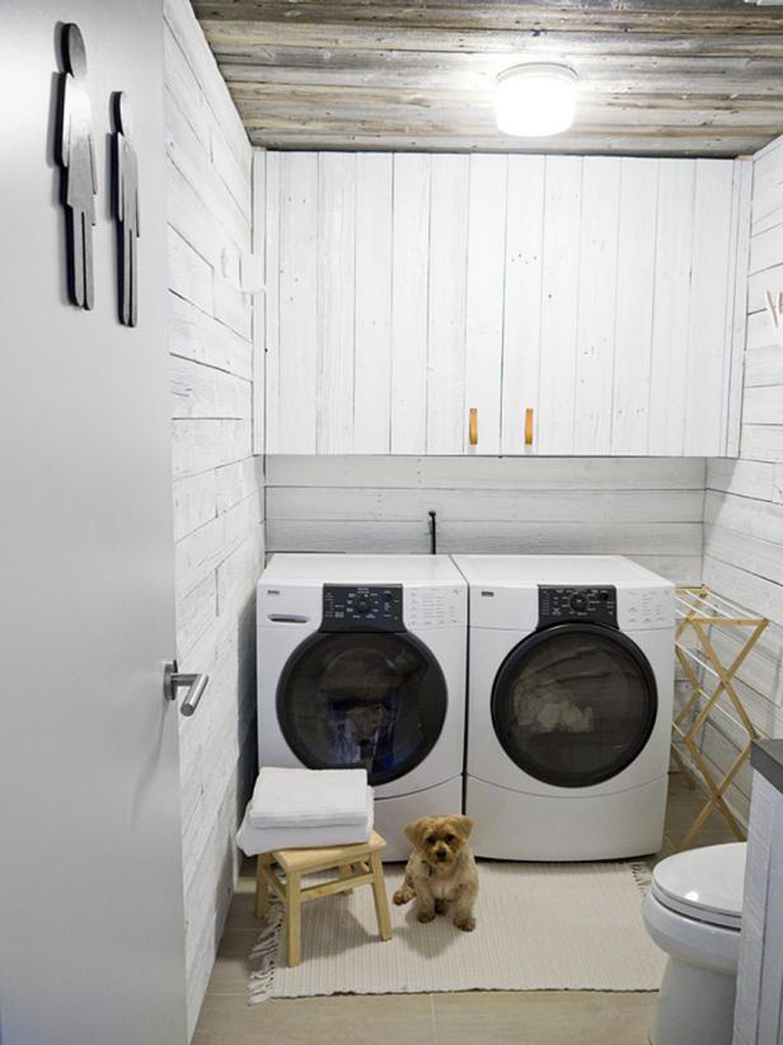 Khu giặt giũ tận dụng không gian nhỏ trong nhà vệ sinh nhưng vẫn đảm bảo 100% chức năng - Ảnh: HGTV
