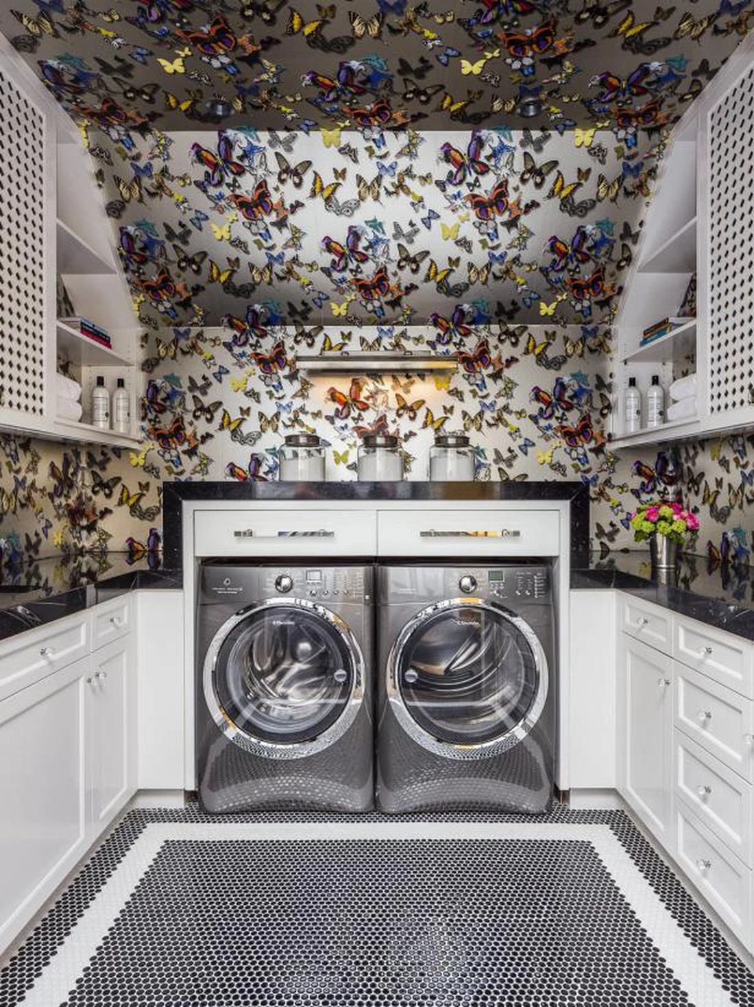 Phòng giặt thiết kế trên tầng áp mái với đầy đủ tiện nghi - Ảnh: HGTV