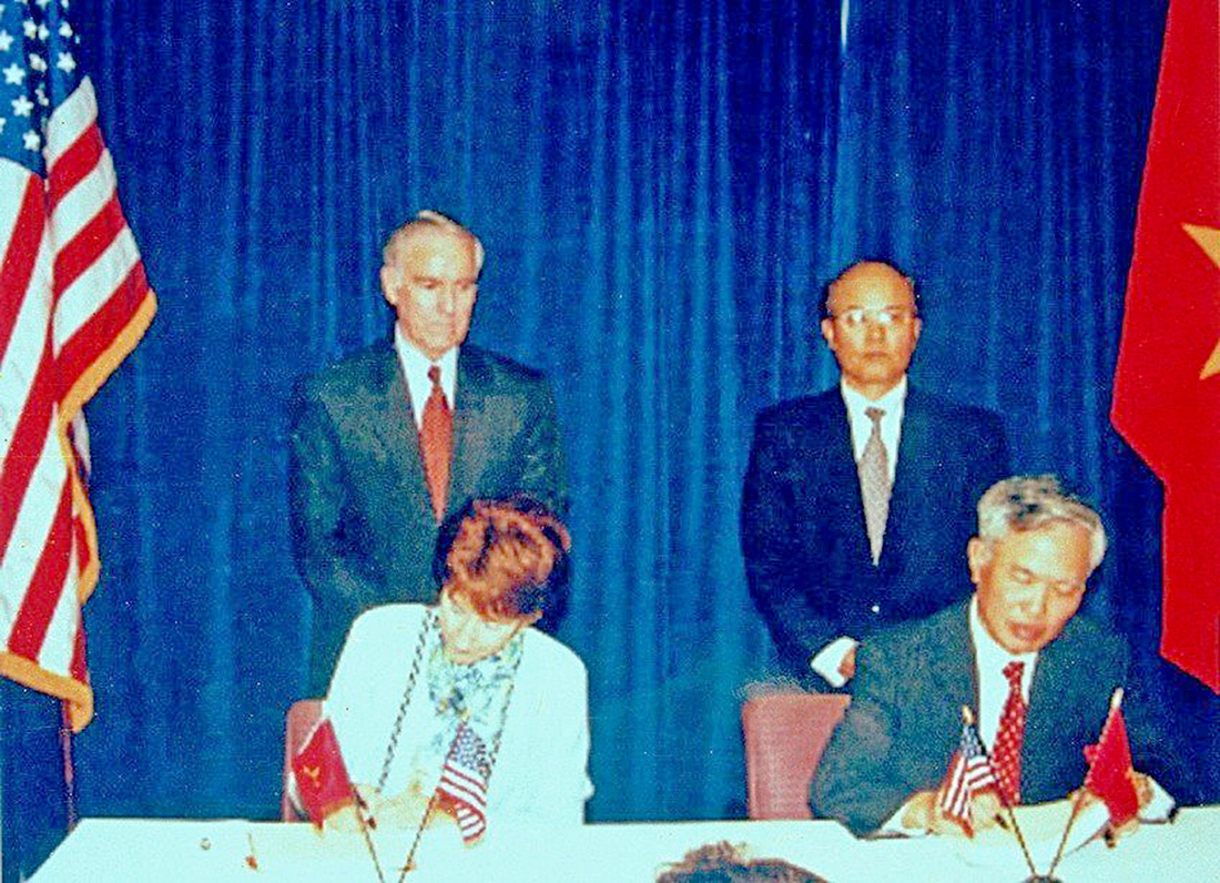 Lễ ký Hiệp định thương mại Việt - Mỹ (BTA) giữa Bộ trưởng Bộ Thương mại Vũ Khoan và Đại diện Thương mại Mỹ Charlene Barshefsky tại thủ đô Washington D.C vào ngày 13-7-2000 - Ảnh: TTXVN