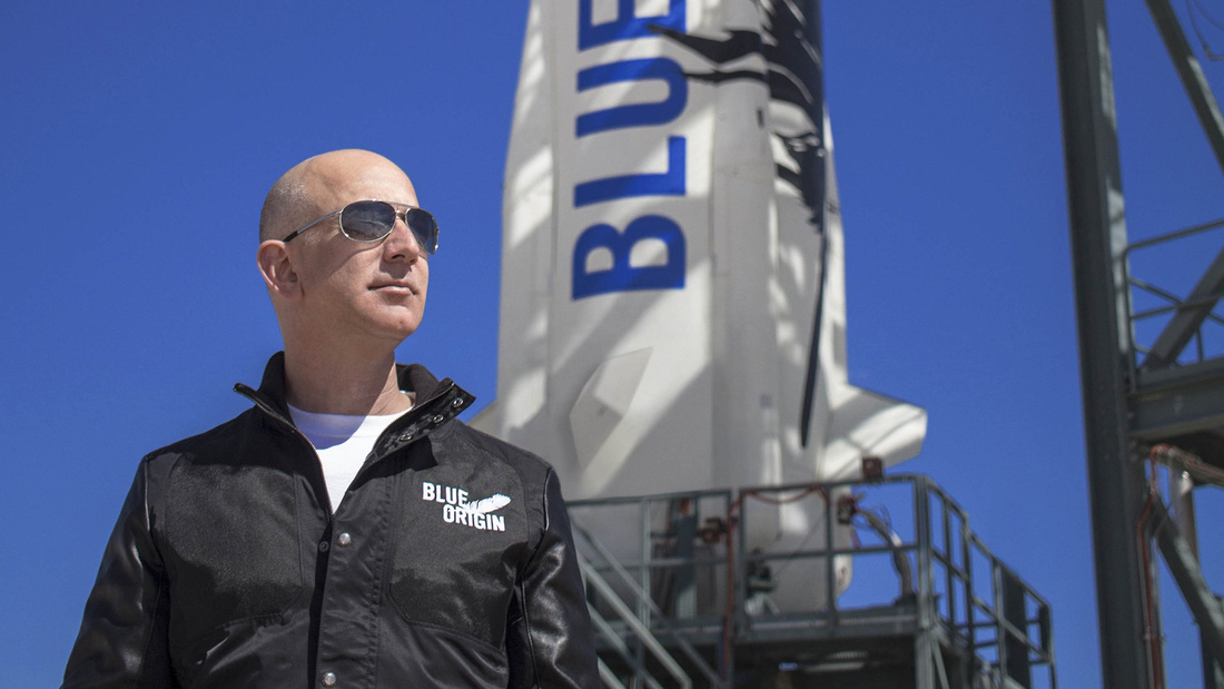 Jeff Bezos bay vào không gian với dịch vụ Blue Origin do chính ông làm chủ - Ảnh: Space