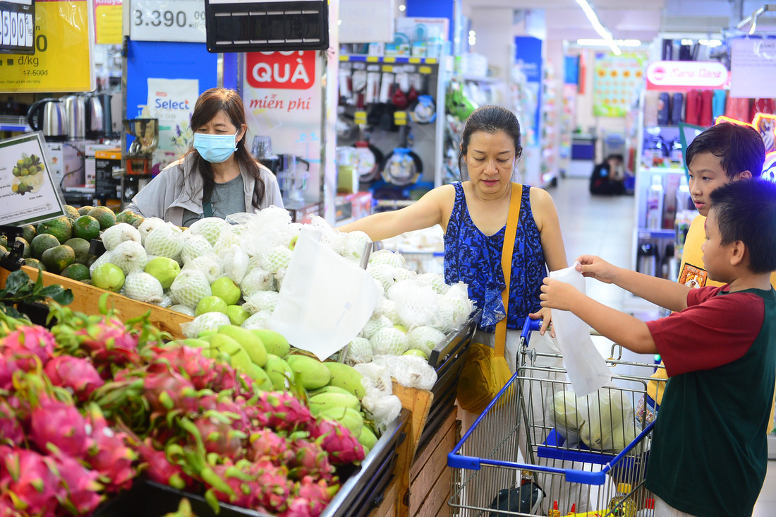 Saigon Co.op hưởng ứng chương trình mua sắm tập trung do Sở Công Thương TP.HCM tổ chức, tung khuyến mãi “Shopping Season 2023 - Thỏa sức mua, đua sức sắm” với mức giảm từ 50-60% nhiều mặt hàng - Ảnh: QUANG ĐỊNH
