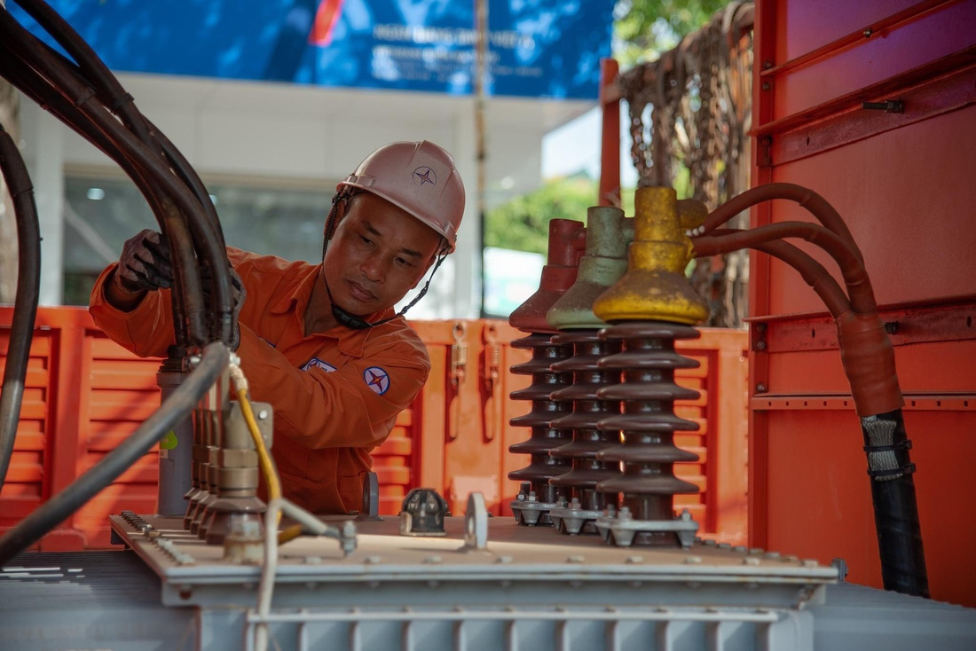 Kiểm tra kỹ lưỡng hệ thống trạm biến áp tại các khu vực có điểm thi ở Đà Nẵng - Ảnh: EVNCPC cung cấp