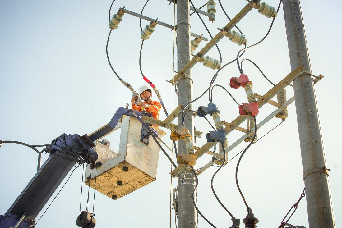 Công nhân điện lực miền Trung đang sửa chữa lưới điện cao thế, đảm bảo việc cung ứng điện trong kỳ thi sắp tới - Ảnh: EVNCPC cung cấp