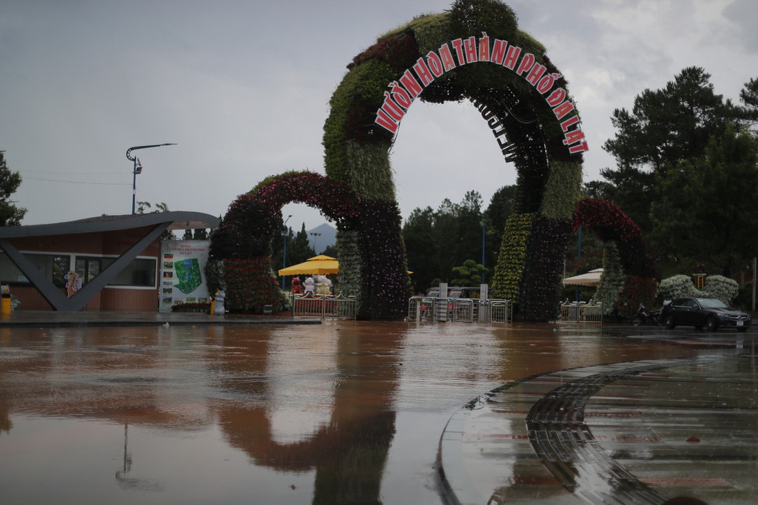 Nước ngập trước vườn hoa thành phố Đà Lạt - Ảnh: M.V.