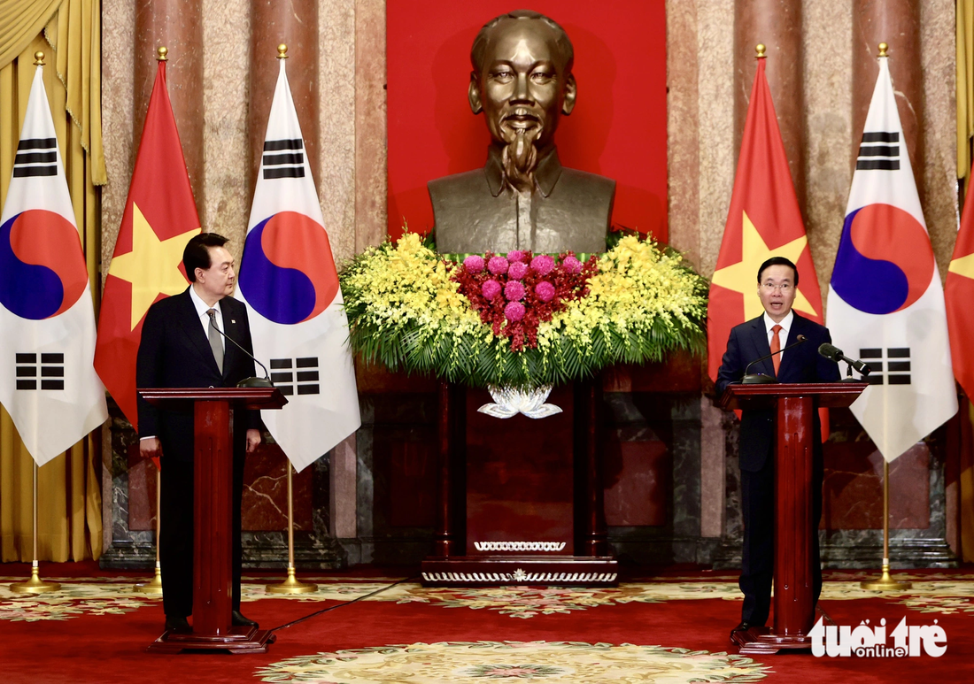 Chủ tịch nước Võ Văn Thưởng và Tổng thống Hàn Quốc Yoon Suk Yeol thông báo với báo chí kết quả hội đàm - Ảnh: NGUYỄN KHÁNH